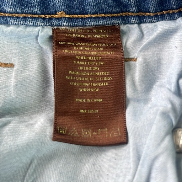 Kut from the Kloth - medium washed blue jeans - ripped knee - size 14 - Picture 5 of 6